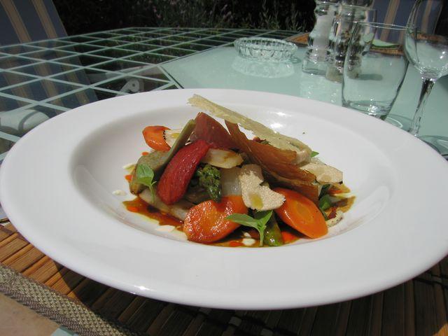 LEGUMES D'ETE ROTIS A LA TRUFFE BLANCHE CRAQUANT DE JAMBON ET DENTELLE DE PARMESAN PAR THIERRY MATHIAULT RESTAURANT L'ASTRAGALE SAINT TROPEZ
